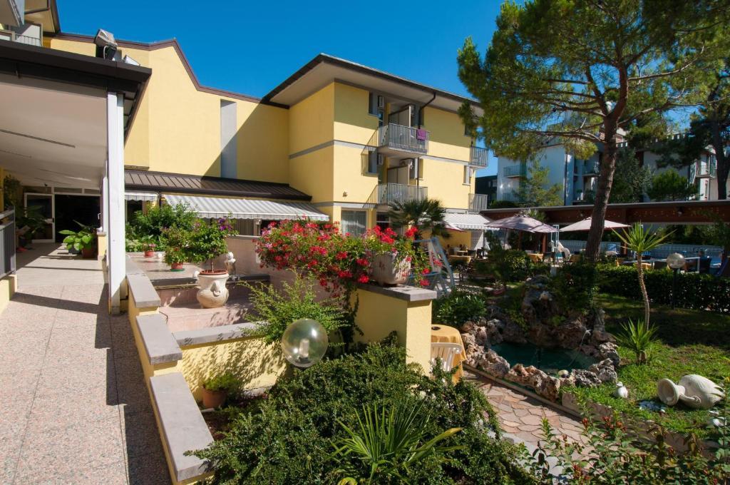 Hotel Ai Pini Grado Bagian luar foto
